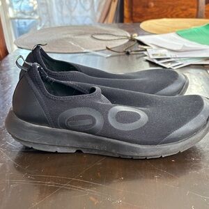 Men's OOFOS Slip-on shoes, EUC